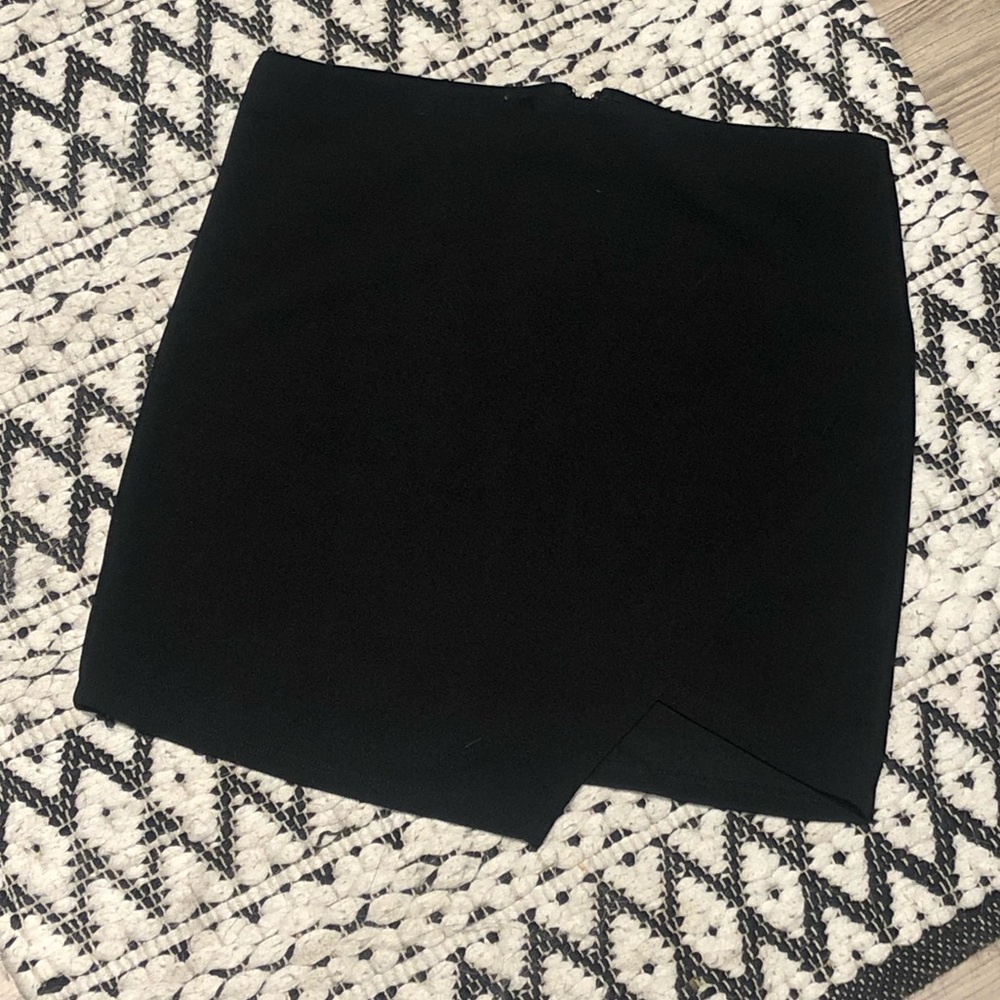 F21 | Asymmetrical Black mini skirt
